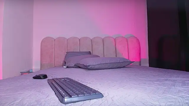 mia stanfort online show from 11/28/25, 07:16