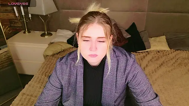 Snapshot of KarenLong chatting on 12/04/24, 09:07 KarenLong online show from 12/04/24, 09:07