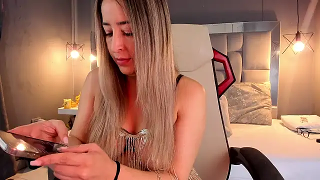 Snapshot of AliceSteel12 chatting on 12/06/24, 12:38 AliceSteel12 online show from 12/06/24, 12:38