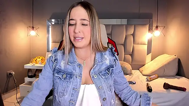 Snapshot of AliceSteel12 chatting on 02/26/25, 02:25 AliceSteel12 online show from 02/26/25, 02:25