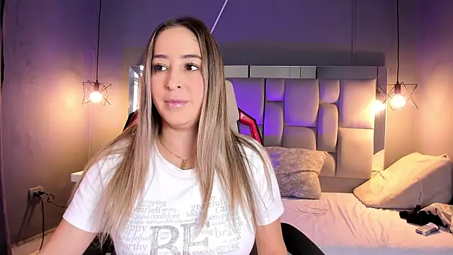 Snapshot of AliceSteel12 chatting on 02/27/25, 01:07 AliceSteel12 online show from 02/27/25, 01:07