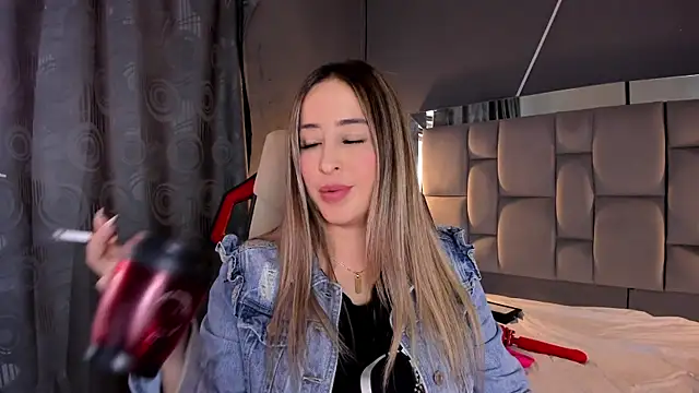 Snapshot of AliceSteel12 chatting on 03/04/25, 01:06 AliceSteel12 online show from 03/04/25, 01:06