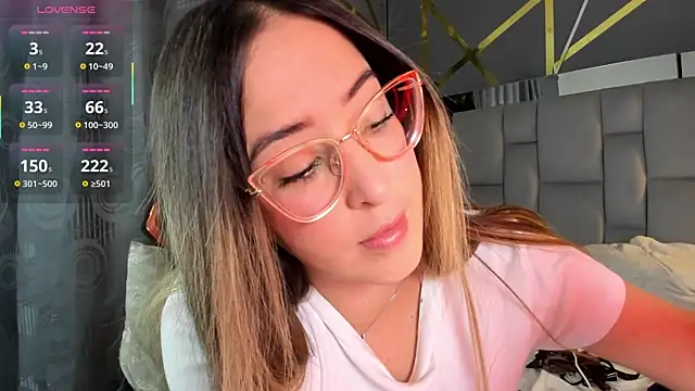 Snapshot of AliceSteel12 chatting on 10/10/25, 11:04 AliceSteel12 online show from 10/10/25, 11:04