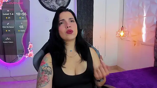 Snapshot of tatiana_sc chatting on 11/19/25, 01:22 tatiana sc online show from 11/19/25, 01:22