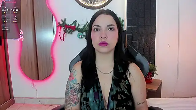 Snapshot of tatiana_sc chatting on 12/15/25, 01:15 tatiana sc online show from 12/15/25, 01:15