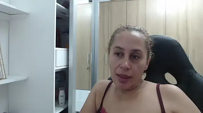 Snapshot of RoxanaLove9 chatting on 01/01/25, 02:30 RoxanaLove9 online show from 01/01/25, 02:30