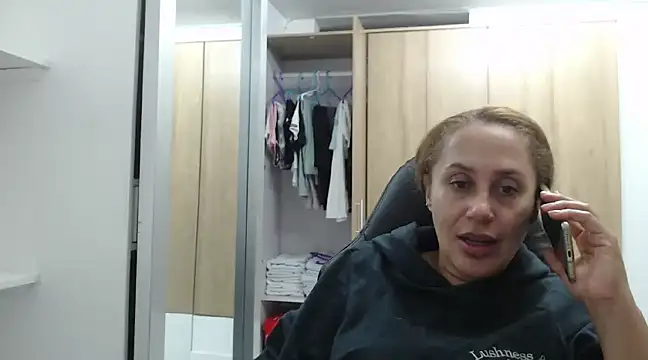 Snapshot of RoxanaLove9 chatting on 01/03/25, 04:33 RoxanaLove9 online show from 01/03/25, 04:33