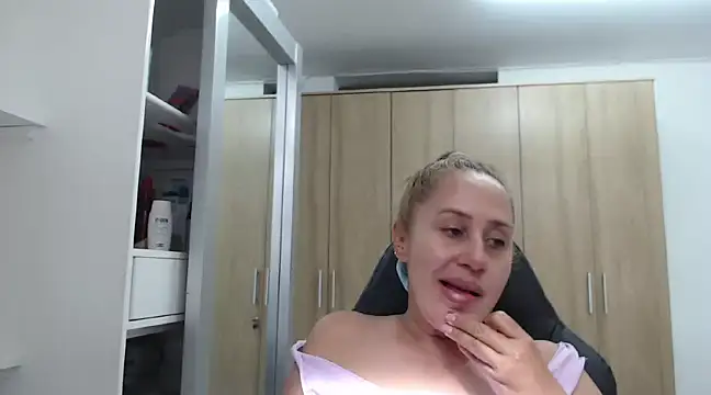 Snapshot of RoxanaLove9 chatting on 01/05/25, 07:17 RoxanaLove9 online show from 01/05/25, 07:17