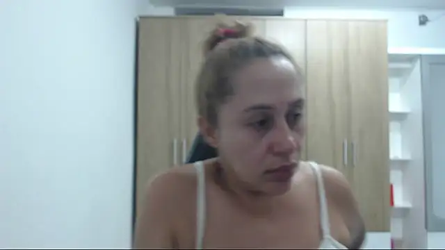 Snapshot of RoxanaLove9 chatting on 09/15/25, 10:21 RoxanaLove9 online show from 09/15/25, 10:21