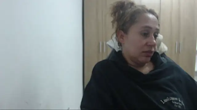 Snapshot of RoxanaLove9 chatting on 09/29/25, 04:28 RoxanaLove9 online show from 09/29/25, 04:28