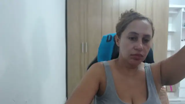 Snapshot of RoxanaLove9 chatting on 10/10/25, 09:47 RoxanaLove9 online show from 10/10/25, 09:47