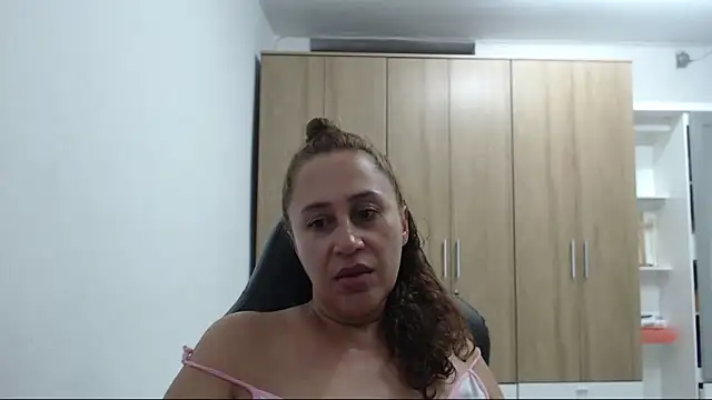 RoxanaLove9 online show from 04/28/26, 02:38