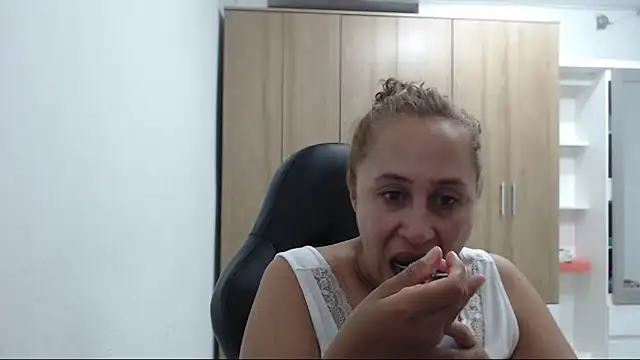 RoxanaLove9 online show from 05/08/26, 10:37