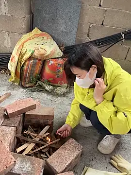 Snapshot of Linda-LL chatting on 10/22/25, 05:30 Linda-LL online show from 10/22/25, 05:30