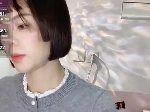 Snapshot of Linda-LL chatting on 10/23/25, 12:04 Linda-LL online show from 10/23/25, 12:04