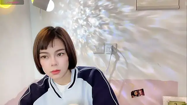 Snapshot of Linda-LL chatting on 10/24/25, 01:46 Linda-LL online show from 10/24/25, 01:46