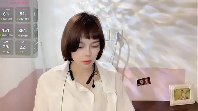 Snapshot of Linda-LL chatting on 10/26/25, 06:19 Linda-LL online show from 10/26/25, 06:19