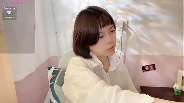 Snapshot of Linda-LL chatting on 10/29/25, 05:20 Linda-LL online show from 10/29/25, 05:20