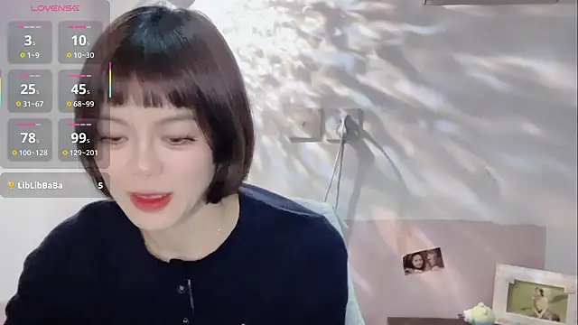 Snapshot of Linda-LL chatting on 10/31/25, 12:39 Linda-LL online show from 10/31/25, 12:39