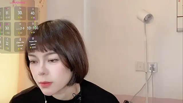 Snapshot of Linda-LL chatting on 11/11/25, 05:18 Linda-LL online show from 11/11/25, 05:18