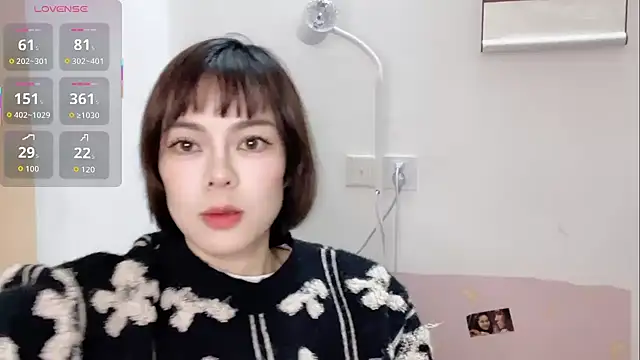 Snapshot of Linda-LL chatting on 11/12/25, 11:43 Linda-LL online show from 11/12/25, 11:43