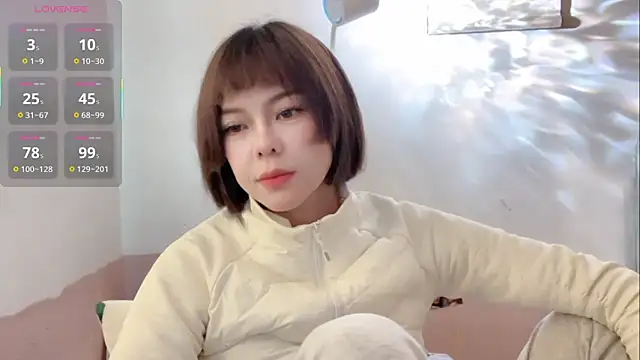 Snapshot of Linda-LL chatting on 11/13/25, 04:00 Linda-LL online show from 11/13/25, 04:00