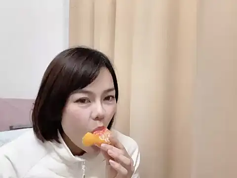 Snapshot of Linda-LL chatting on 12/05/25, 12:58 Linda-LL online show from 12/05/25, 12:58