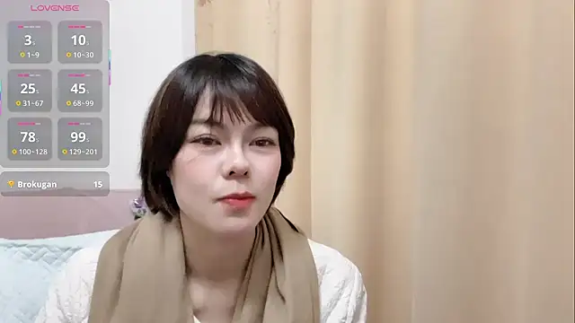 Snapshot of Linda-LL chatting on 12/16/25, 11:15 Linda-LL online show from 12/16/25, 11:15