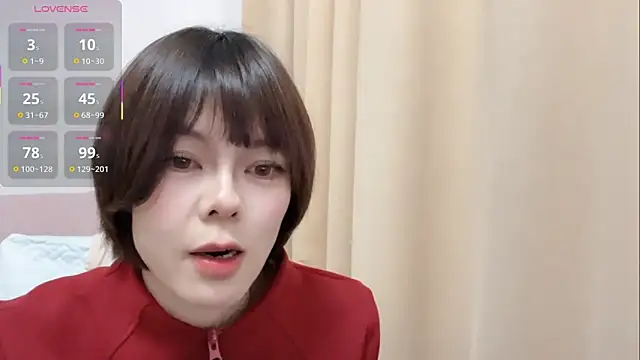 Snapshot of Linda-LL chatting on 12/17/25, 01:28 Linda-LL online show from 12/17/25, 01:28