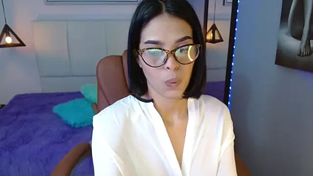 Snapshot of AlessiaVal_ chatting on 02/13/25, 12:43 AlessiaVal online show from 02/13/25, 12:43