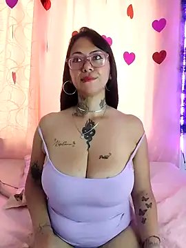 Snapshot of Saloome- chatting on 03/19/25, 05:06 Saloome- online show from 03/19/25, 05:06