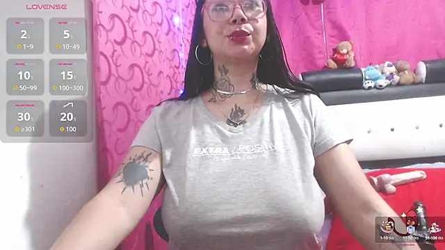 Snapshot of Saloome- chatting on 09/13/25, 10:42 Saloome- online show from 09/13/25, 10:42