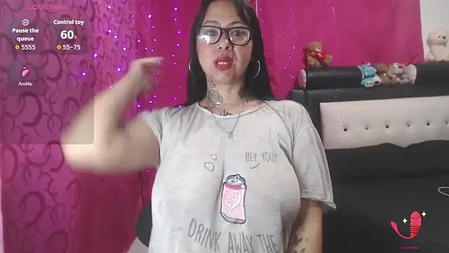 Snapshot of Saloome- chatting on 10/24/25, 11:01 Saloome- online show from 10/24/25, 11:01