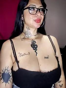 Snapshot of Saloome- chatting on 11/24/25, 10:42 Saloome- online show from 11/24/25, 10:42