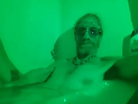 Snapshot of Undercover_Pornstar chatting on 11/22/25, 06:18 Undercover Pornstar online show from 11/22/25, 06:18