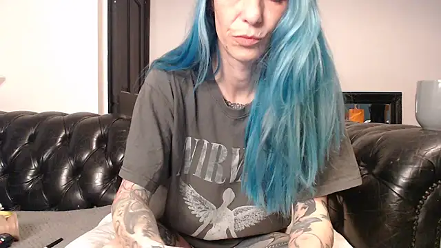 Snapshot of RavenryderUK chatting on 01/06/25, 12:05 RavenryderUK online show from 01/06/25, 12:05