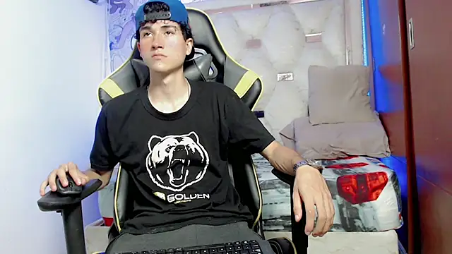 Snapshot of johnny_cagee chatting on 10/12/25, 05:17 johnny cagee online show from 10/12/25, 05:17