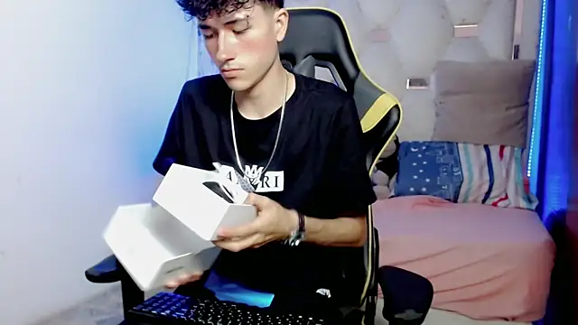 Snapshot of johnny_cagee chatting on 12/18/25, 03:23 johnny cagee online show from 12/18/25, 03:23