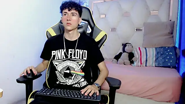 Snapshot of johnny_cagee chatting on 12/19/25, 04:41 johnny cagee online show from 12/19/25, 04:41