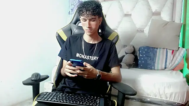 Snapshot of johnny_cagee chatting on 12/20/25, 03:57 johnny cagee online show from 12/20/25, 03:57