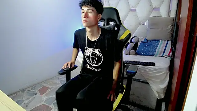 Snapshot of johnny_cagee chatting on 12/21/25, 04:08 johnny cagee online show from 12/21/25, 04:08