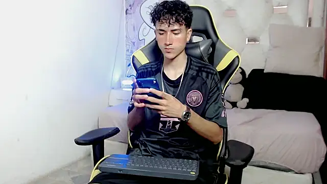 Snapshot of johnny_cagee chatting on 01/07/26, 04:15 johnny cagee online show from 01/07/26, 04:15