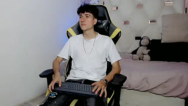 Snapshot of johnny_cagee chatting on 01/08/26, 06:48 johnny cagee online show from 01/08/26, 06:48