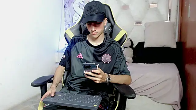 Snapshot of johnny_cagee chatting on 01/13/26, 03:34 johnny cagee online show from 01/13/26, 03:34