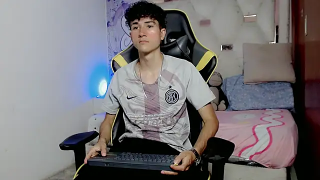 Snapshot of johnny_cagee chatting on 01/16/26, 03:32 johnny cagee online show from 01/16/26, 03:32