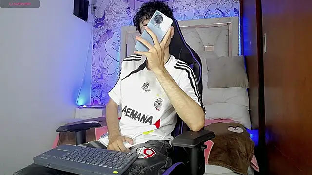 Snapshot of johnny_cagee chatting on 03/04/26, 04:29 johnny cagee online show from 03/04/26, 04:29