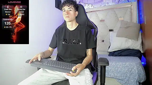 Snapshot of johnny_cagee chatting on 03/06/26, 03:25 johnny cagee online show from 03/06/26, 03:25