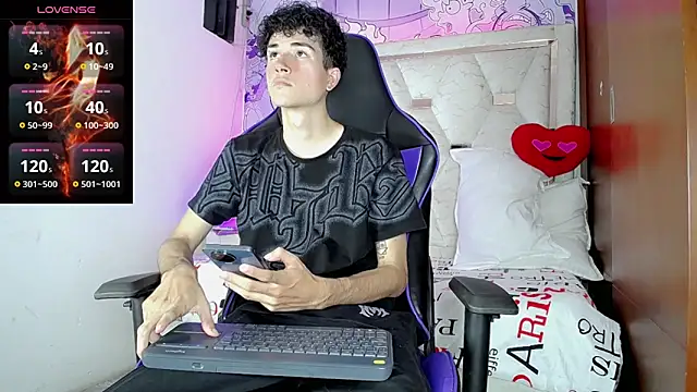 Snapshot of johnny_cagee chatting on 03/13/26, 03:46 johnny cagee online show from 03/13/26, 03:46