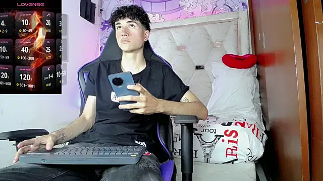 Snapshot of johnny_cagee chatting on 03/18/26, 03:42 johnny cagee online show from 03/18/26, 03:42