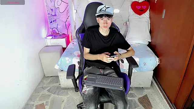 Snapshot of johnny_cagee chatting on 03/21/26, 03:44 johnny cagee online show from 03/21/26, 03:44